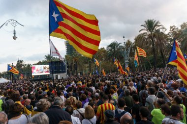 Barcelona, Katalonya, İspanya, 10 Ekim 2017: insanlar Catalunya Passeig Lluis şirketlerinin içinde bağımsızlığı için ralli destek hakkında.