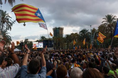 Barcelona, Katalonya, İspanya, 10 Ekim 2017: insanlar Catalunya Passeig Lluis şirketlerinin içinde bağımsızlığı için ralli destek hakkında.