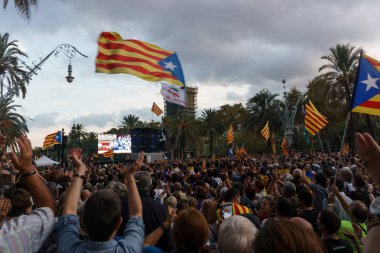 Barcelona, Katalonya, İspanya, 10 Ekim 2017: insanlar Catalunya Passeig Lluis şirketlerinin içinde bağımsızlığı için ralli destek hakkında.