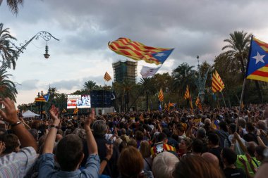 Barcelona, Katalonya, İspanya, 10 Ekim 2017: insanlar Catalunya Passeig Lluis şirketlerinin içinde bağımsızlığı için ralli destek hakkında.