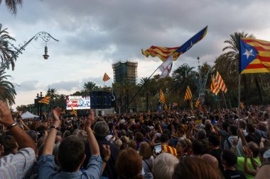 Barcelona, Katalonya, İspanya, 10 Ekim 2017: insanlar Catalunya Passeig Lluis şirketlerinin içinde bağımsızlığı için ralli destek hakkında.