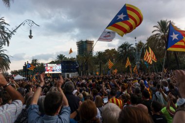 Barcelona, Katalonya, İspanya, 10 Ekim 2017: insanlar Catalunya Passeig Lluis şirketlerinin içinde bağımsızlığı için ralli destek hakkında.
