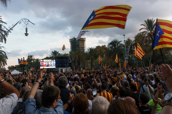 Barcelona Catalunha Espanha Outubro 2017 Pessoas Apoiando Independência Catalunha Passeig — Fotografia de Stock