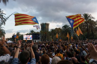 Barcelona, Katalonya, İspanya, 10 Ekim 2017: insanlar Catalunya Passeig Lluis şirketlerinin içinde bağımsızlığı için ralli destek hakkında.
