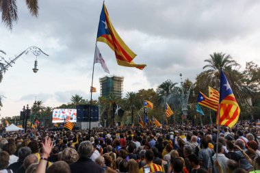 Barcelona, Katalonya, İspanya, 10 Ekim 2017: insanlar Catalunya Passeig Lluis şirketlerinin içinde bağımsızlığı için ralli destek hakkında.