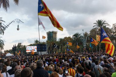 Barcelona, Katalonya, İspanya, 10 Ekim 2017: insanlar Catalunya Passeig Lluis şirketlerinin içinde bağımsızlığı için ralli destek hakkında.