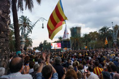 Barcelona, Katalonya, İspanya, 10 Ekim 2017: insanlar Catalunya Passeig Lluis şirketlerinin içinde bağımsızlığı için ralli destek hakkında.