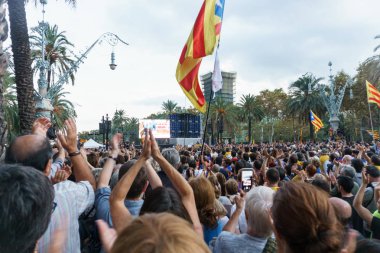 Barcelona, Katalonya, İspanya, 10 Ekim 2017: insanlar Catalunya Passeig Lluis şirketlerinin içinde bağımsızlığı için ralli destek hakkında.
