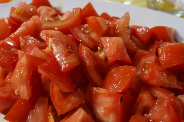 Teller Mit Tomatenstücken — Stockfoto