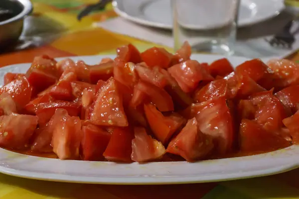 Teller Mit Tomatenstücken — Stockfoto