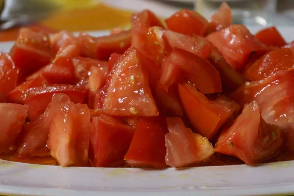 Teller Mit Tomatenstücken — Stockfoto