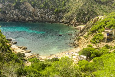 Ibiza, İspanya, 27 Ağustos 2017: Ibiza doğal plaj manzarası ile yaz aylarında bazı turistler.