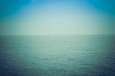 Mavi gökyüzü güneşli, arka plan, tekne ile güzel deniz