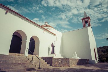 Ibiza, San Juan Bautista cadde görünümü. Tipik Akdeniz İnşaat