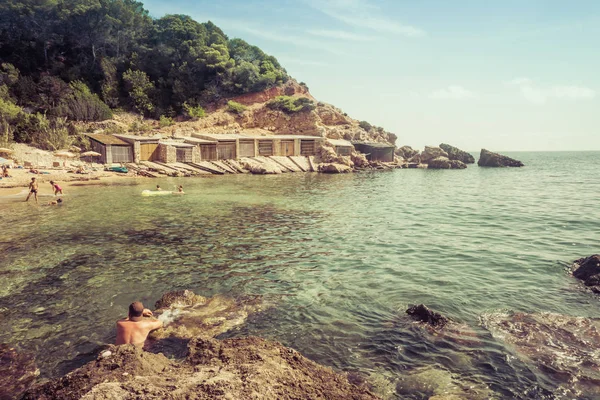 Ibiza, İspanya, 27 Ağustos 2017: Ibiza doğal plaj manzarası ile yaz aylarında bazı turistler.