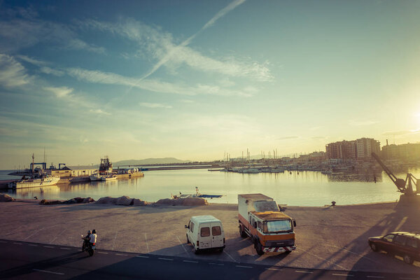 Винарос, Испания, 3 сентября 2017 года: Винарос вид из порта на закат. Винароз - средиземноморский морской город
