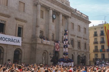 Barcelona, Katalonya, İspanya, 10 Ekim 2017: insanlar Catalunya Passeig Lluis şirketlerinin içinde bağımsızlığı için ralli destek hakkında.