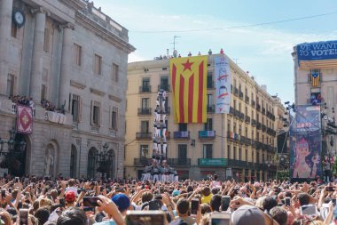 Barcelona, Katalonya, İspanya, 10 Ekim 2017: insanlar Catalunya Passeig Lluis şirketlerinin içinde bağımsızlığı için ralli destek hakkında.
