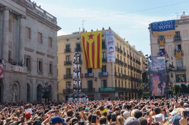 Barcelona, Katalonya, İspanya, 10 Ekim 2017: insanlar Catalunya Passeig Lluis şirketlerinin içinde bağımsızlığı için ralli destek hakkında.