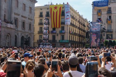 Barcelona, Katalonya, İspanya, 10 Ekim 2017: insanlar Catalunya Passeig Lluis şirketlerinin içinde bağımsızlığı için ralli destek hakkında.