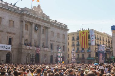 Barcelona, Katalonya, İspanya, 10 Ekim 2017: insanlar Catalunya Passeig Lluis şirketlerinin içinde bağımsızlığı için ralli destek hakkında.