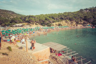 Ibiza, İspanya, 27 Ağustos 2017: Ibiza doğal plaj manzarası ile yaz aylarında bazı turistler.
