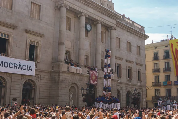 Barcelona, Katalonya, İspanya, 10 Ekim 2017: insanlar Catalunya Passeig Lluis şirketlerinin içinde bağımsızlığı için ralli destek hakkında.
