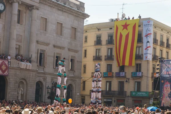 Barcelona, Katalonya, İspanya, 10 Ekim 2017: insanlar Catalunya Passeig Lluis şirketlerinin içinde bağımsızlığı için ralli destek hakkında.