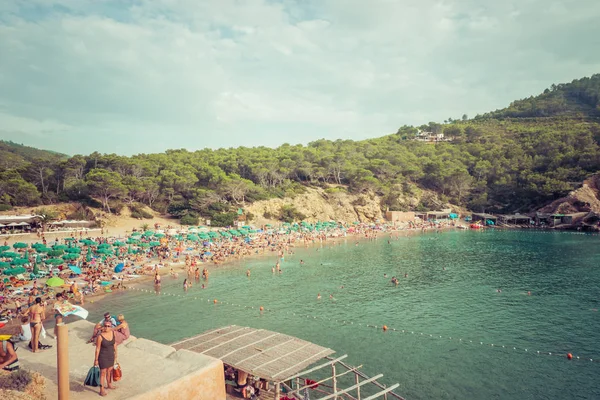 Ibiza, İspanya, 27 Ağustos 2017: Ibiza doğal plaj manzarası ile yaz aylarında bazı turistler.