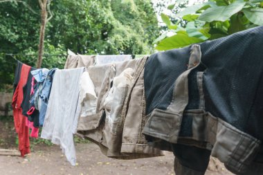 Nikaragua üzerinde yoksul bir evde asılı elbiseleri. Seyahat genel görüntü