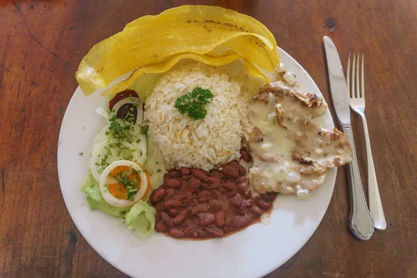 Типичный Обед Мяса Бобов Бананов Риса Никарагуа — стоковое фото