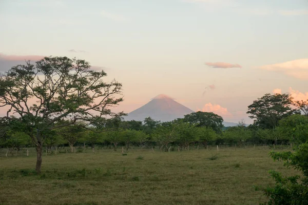 Vista Sul Campo Con Vulcano Concettuale Sullo Sfondo Nicaragua — Foto Stock