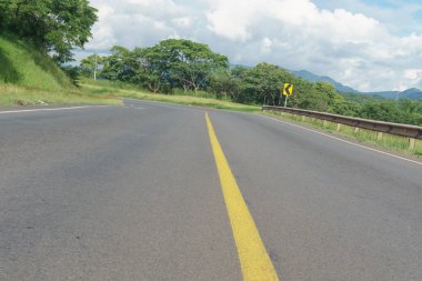 yeşil dağ, yol yolculuk seyahat konsepti içinde güzel gökyüzü manzaralı yol
