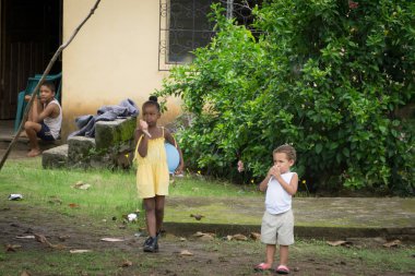 Mısır Island, Nicaragua 17 Ağustos 2016: iki evlerinin önünde sokakta çocuk.