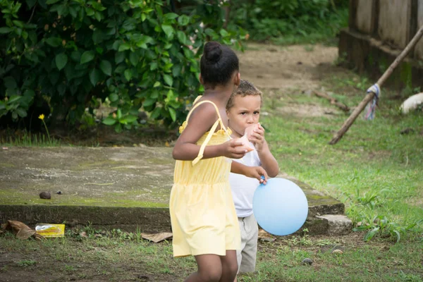 Кукурузный Остров Никарагуа Август 2016 Двое Детей Улице Перед Домом — стоковое фото