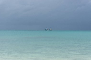 İki balıkçı gemisi tropikal okyanusa