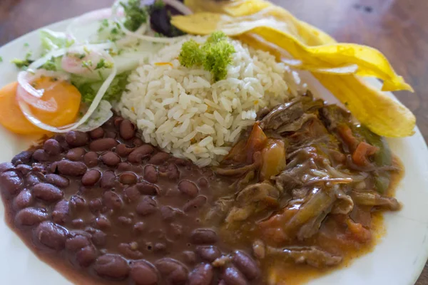 Comida Típica Nicaragüense Arroz Frijoles Ensalada Plátanos Carne — Foto de Stock