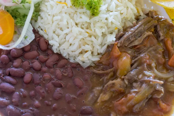 Comida Típica Nicaragüense Arroz Frijoles Ensalada Plátanos Carne — Foto de Stock