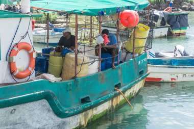 Mısır Island, Nicaragua 18 Ağustos 2016: Mısır Adası, genel seyahat görüntüleri limanda işçi.