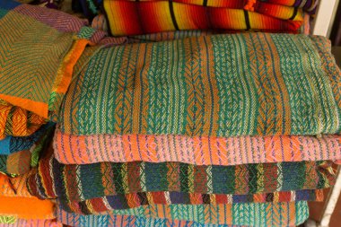 Farklı renkli kumaş, desen olarak Maya stili