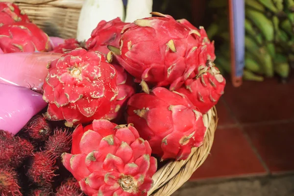 Pequeña Tienda Mercado Vendiendo Fruta Tropical Pitahaya — Foto de Stock