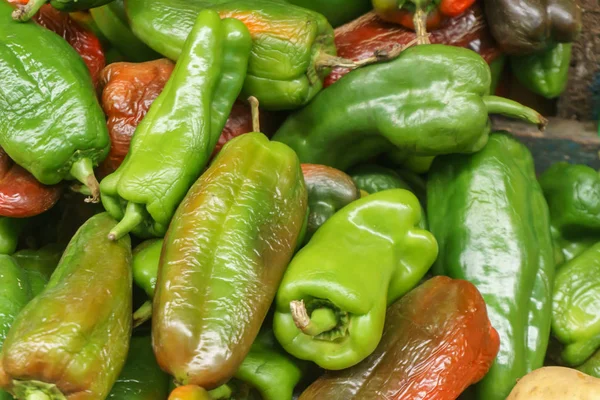 市场上的绿色 Pepers — 图库照片