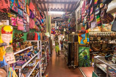 : Masaya, Nicaragua 27 Ağustos 2016: Artisan yerel turizm Masaya piyasadan. Hatıra Eşyası satın almak için en iyi yer