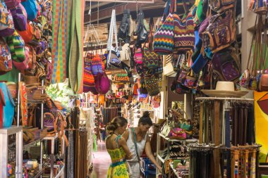 : Masaya, Nicaragua 27 Ağustos 2016: Artisan yerel turizm Masaya piyasadan. Hatıra Eşyası satın almak için en iyi yer
