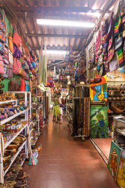 : Masaya, Nicaragua 27 Ağustos 2016: Artisan yerel turizm Masaya piyasadan. Hatıra Eşyası satın almak için en iyi yer