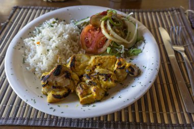 Bir porsiyon tavuk pilav ve salata ile