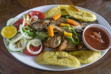 kızarmış muz ve bir tabak salata Izgara balık. üstten görünüm portre