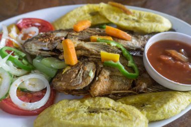 kızarmış balık salata, Plantain ve sos, Amerikan tarzı ile servis