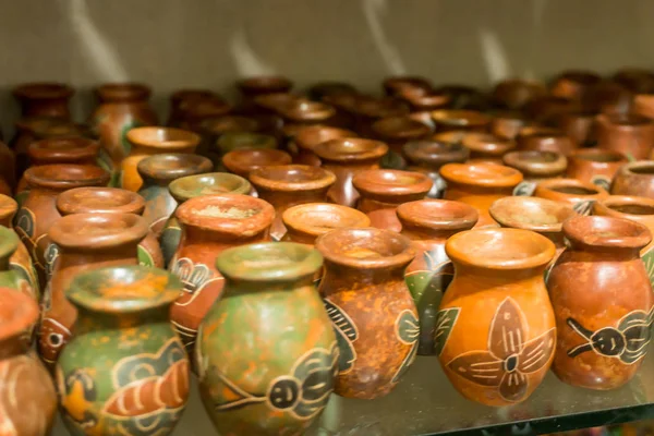 尼加拉瓜手工陶瓷壶出售像纪念品 — 图库照片