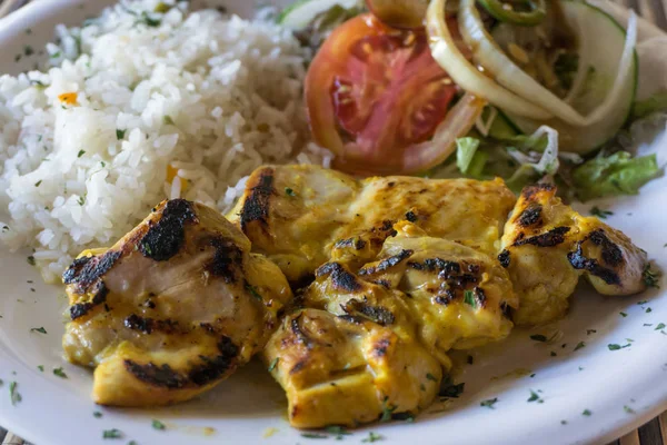 Typische Gerechten Van Centroamerican Kip Met Rijst Salade — Stockfoto